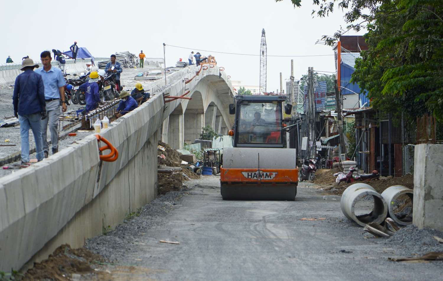 Thi công đường dân sinh bên hông cầu Nam Lý. Ảnh: Minh Quân