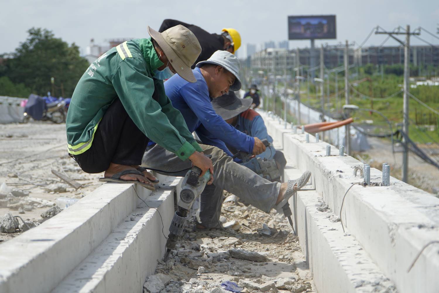 Công nhân tất bật thi công cầu Nam Lý.  Ảnh: Minh Quân