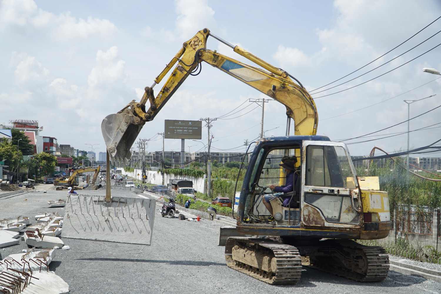 Thi công phần đường dẫn cầu Nam Lý.  Ảnh: Minh Quân