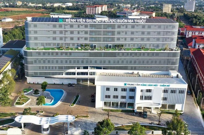 Ca phẫu thuật tại Bệnh viện Đại học Y dược Buôn Ma Thuột có sự tham gia của nhóm bác sĩ Bệnh viện Bạch Mai. Ảnh: Bảo Trung