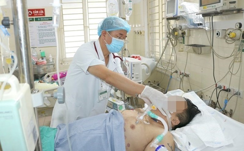 Một bệnh nhân bị sốt xuất huyết nặng ở Bệnh viện Bạch Mai (Hà Nội). Ảnh: Thành Dương