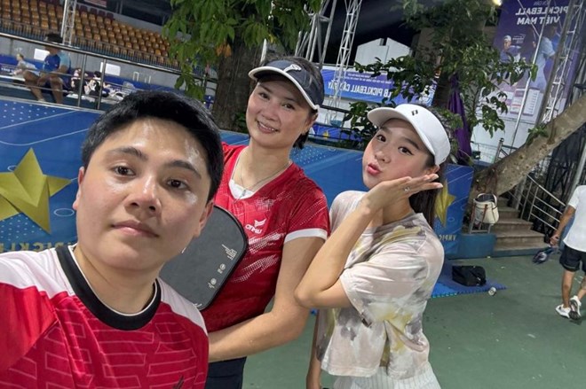 Cựu tuyển thủ bóng chuyền Kim Huệ chơi pickleball vì con gái