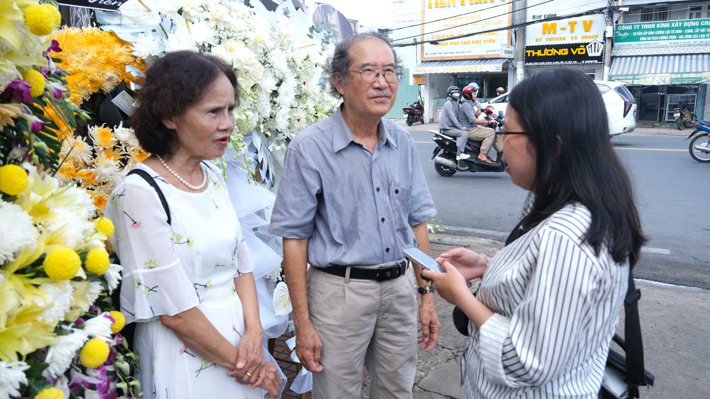 Mr. Thai and Ms. Liem shared memories of Professor Vo Tong Xuan with reporters of Lao Dong Newspaper. Photo: Phong Linh