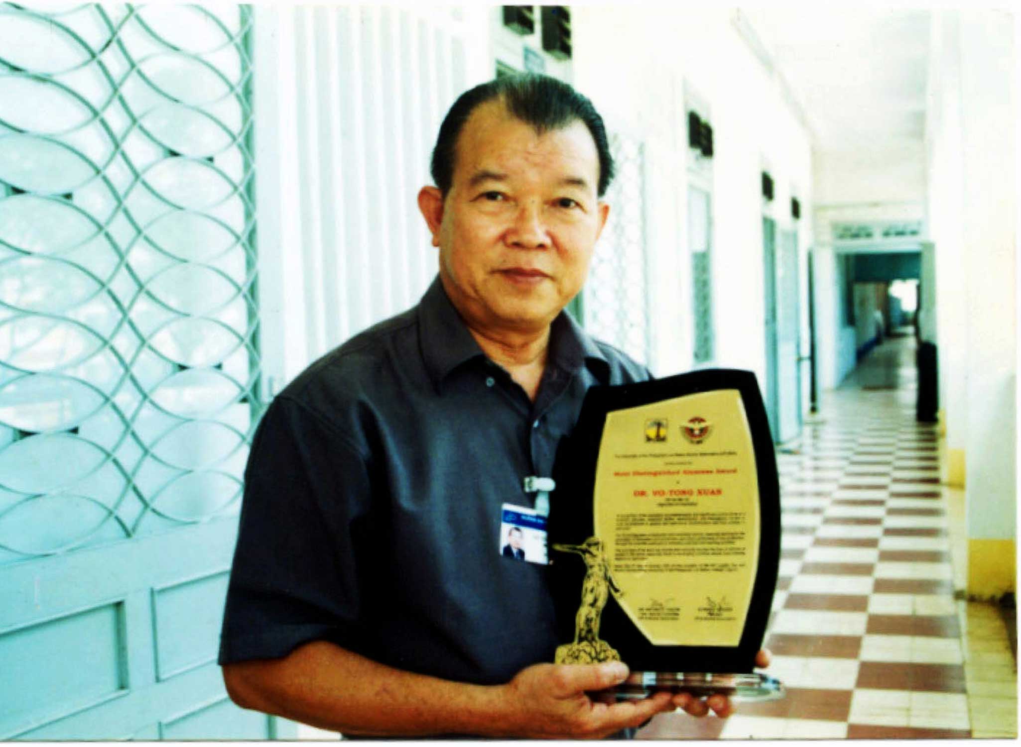 Professor Vo Tong Xuan - a shining example for the generation of Mekong Delta students (Prof. Dr. Vo Tong Xuan took a commemorative photo with the award for Outstanding Alumni at the Philippine University of Agriculture in 2017). Photo: Luc Tung.