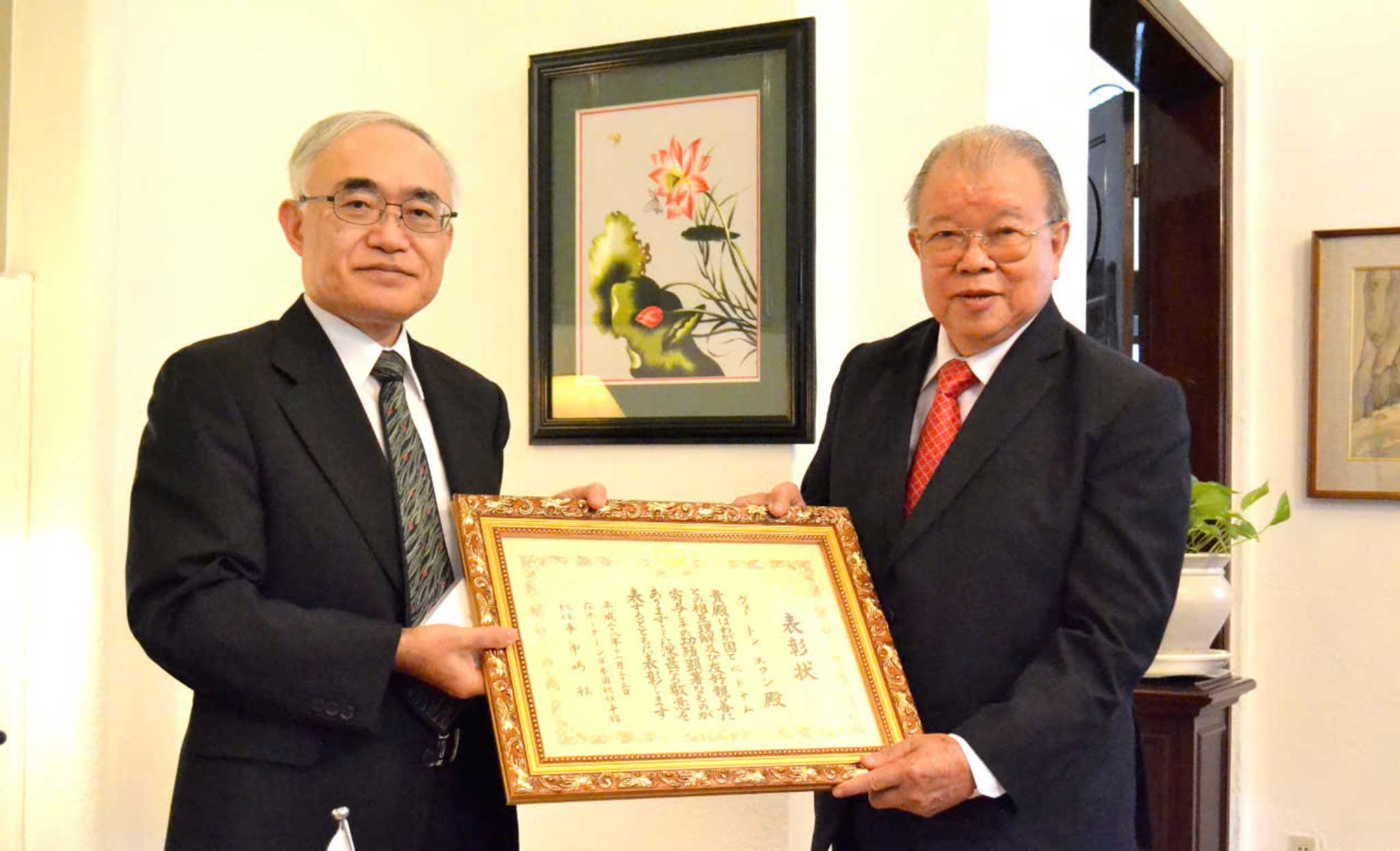 Consul General of Japan in Ho Chi Minh City took a commemorative photo with Professor Vo Tong Xuan. Photo: Luc Tung