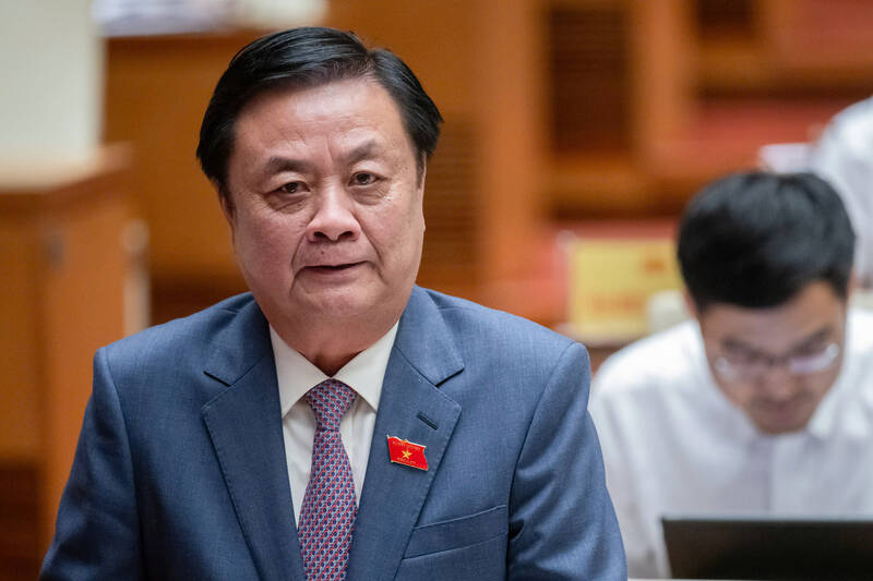 Bộ trưởng Bộ Nông nghiệp và Phát triển Nông thôn (NNPTNN) Lê Minh Hoan trả lời chất vấn tại phiên họp thứ 36 của Ủy ban Thường vụ Quốc hội. Ảnh: Quốc hội