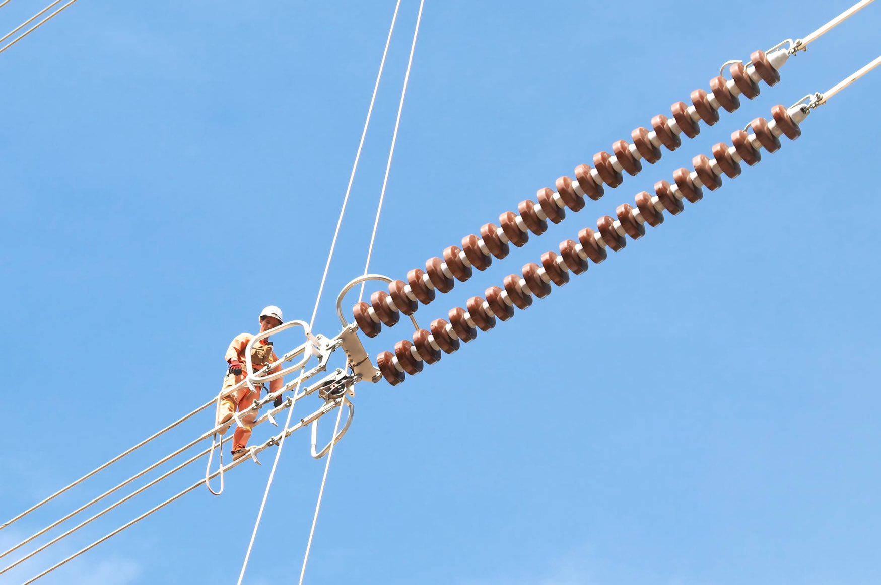 Construction workers of the 500kV circuit 3 line project in Ha Tinh climb on electric wires. Photo: Tran Tuan