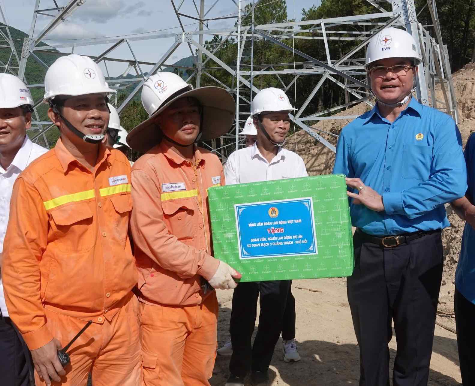 Ông Nguyễn Đình Khang - Chủ tịch Tổng Liên đoàn Lao động Việt Nam thăm, tặng quà cho công nhân, người lao động thi công tại dự án đường dây 500kV mạch 3. Ảnh: Trần Tuấn.