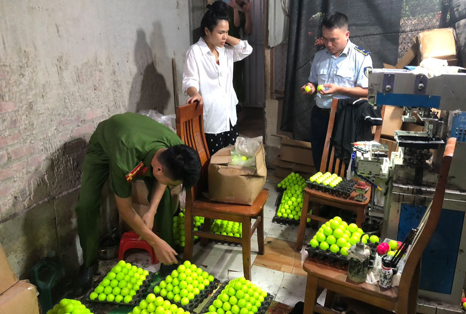 The Market Management Force temporarily detains infringing goods. Photo: Yen Bai Market Management Department