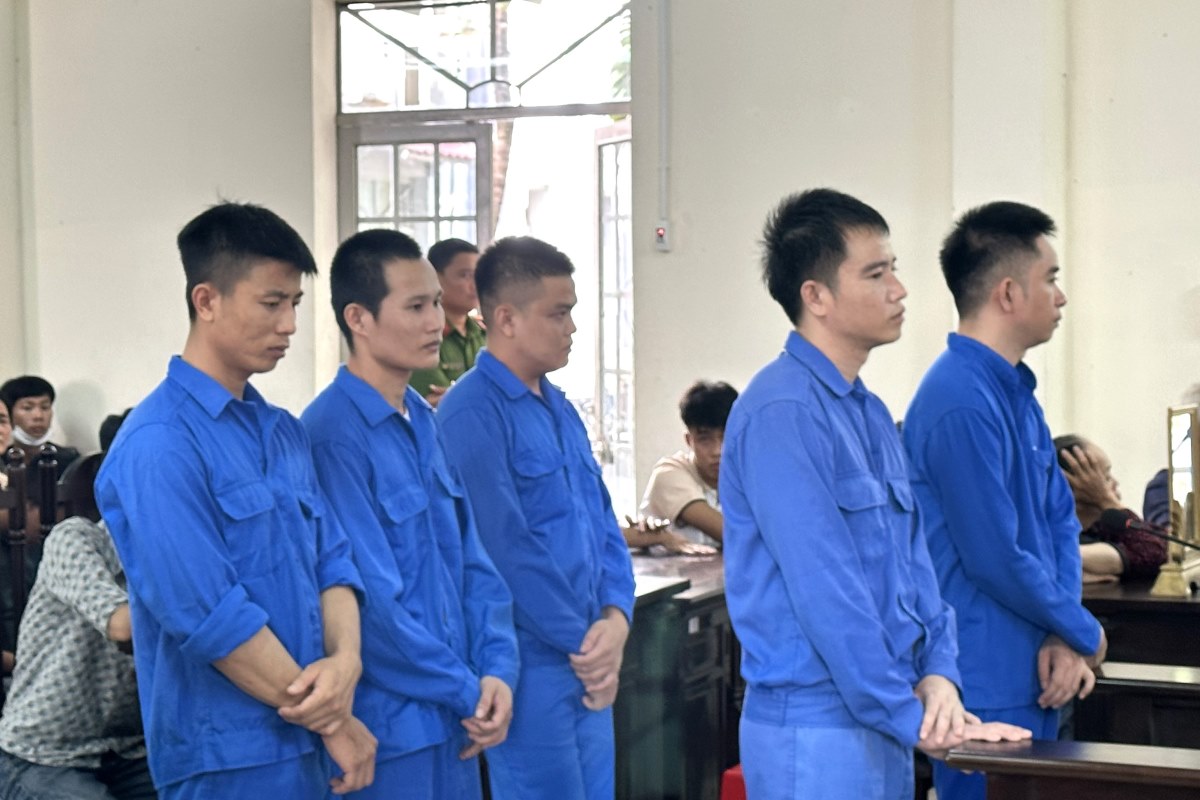 5 bị cáo bị xét xử về các tội giết người và gây rối trật tự công cộng. Ảnh: Thành An