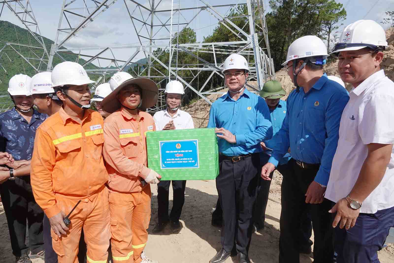Ông Nguyễn Đình Khang, Ủy viên Trung ương Đảng, Chủ tịch Tổng LĐLĐ Việt Nam tặng quà cho cán bộ, công nhân Công ty Truyền tải Điện Hà Tĩnh đang thi công tại cột số 8 thuộc đường dây 500kV mạch 3 ở Hà Tĩnh. Ảnh: Trần Tuấn