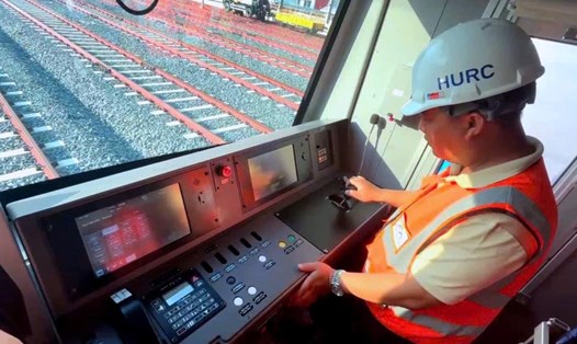 Kỹ thuật viên lái tàu thực hành trên tàu Metro số 1. Ảnh: HURC1