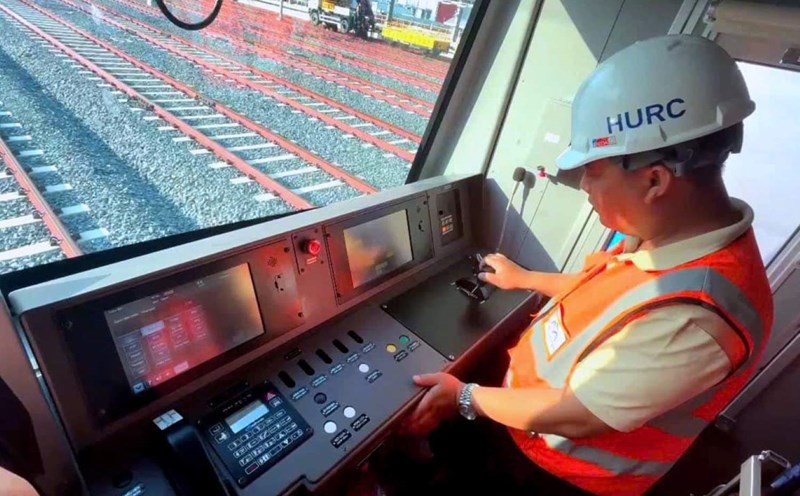 Kỹ thuật viên lái tàu thực hành trên tàu Metro số 1. Ảnh: HURC1