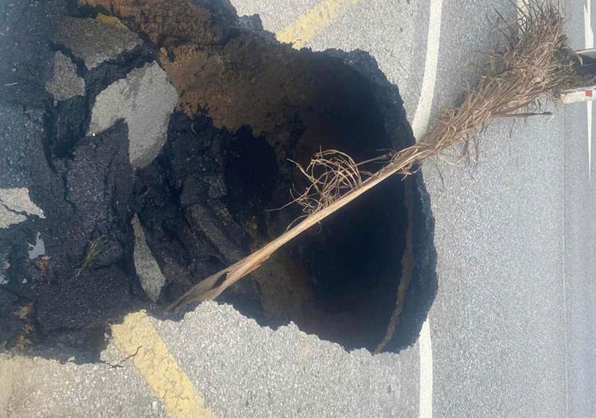 Hố sụt lún rộng khoảng 3m tại làn xe thô sơ, chiếm 1/4 lòng đường. Ảnh: Lê Bảo Sơn