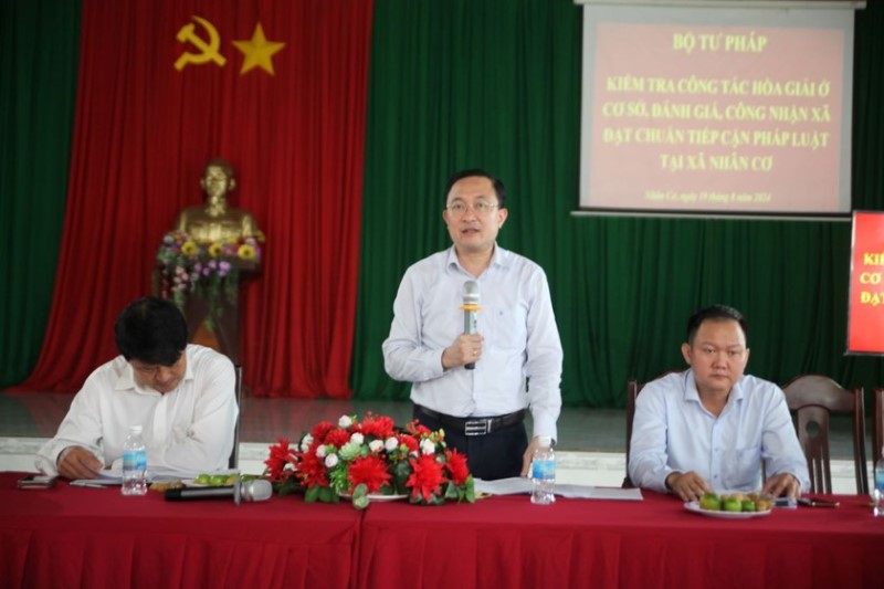 Ông Phan Hồng Nguyên (đứng) - Phó Cục trưởng Cục Phổ biến, giáo dục pháp luật (Bộ Tư pháp). Ảnh: Bộ Tư pháp