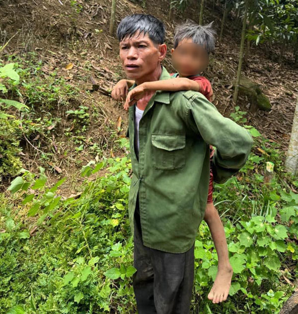 The child who had been missing for 5 days was fortunately found in the forest. Photo: Provided by people