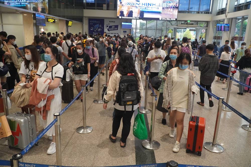 Tan Son Nhat airport is crowded during the holiday September 2, 2022. Photo: Khanh Linh