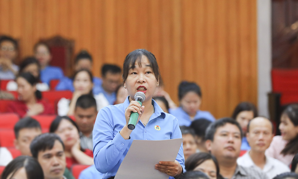 Ms. Ma Thi Ly - Chairwoman of the Confederation of Labor of Tuan Giao district, Dien Bien province gave her opinion at the conference.