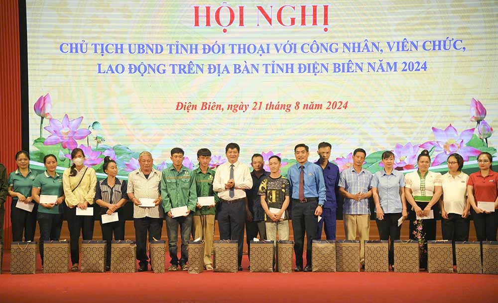 Chairman of Dien Bien Provincial People's Committee Le Thanh Do and Mr. Tan Minh Long - Chairman of Dien Bien Provincial Labor Federation presented 30 gifts to union members and workers. Photo: Thanh Binh