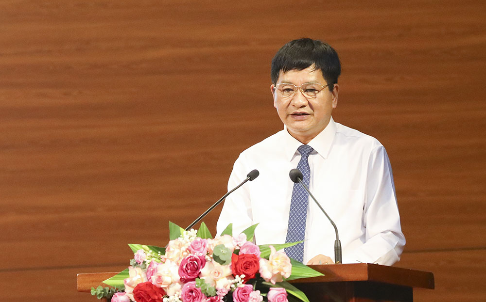 Chủ tịch UBND tỉnh Điện Biên Lê Thành Đô phát biểu tại hội nghị đối thoại với công nhân, viên chức, lao động. Ảnh: Thanh Bình