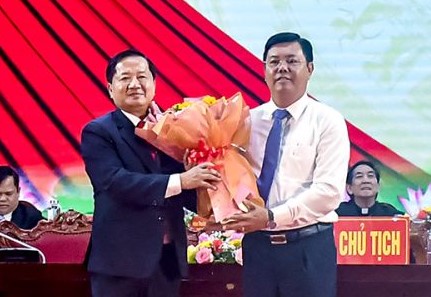 Ông Lê Thanh Triều nhận hoa chúc mừng từ Bí thư Tỉnh uỷ Cà Mau Nguyễn Tiến Hải. Ảnh: Nhật Hồ