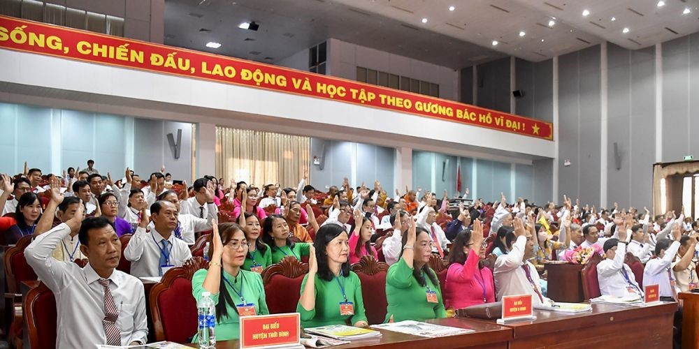 The 10th Congress of the Vietnam Fatherland Front (Fatherland Front) of Ca Mau province, term 2024-2029, voted to approve many important targets. Photo: Nhat Ho