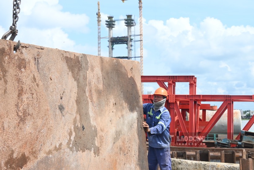 Despite the hot weather, workers worked in 3 shifts of 4 shifts both day and night to speed up the construction progress of the Rach Mieu 2 bridge project.