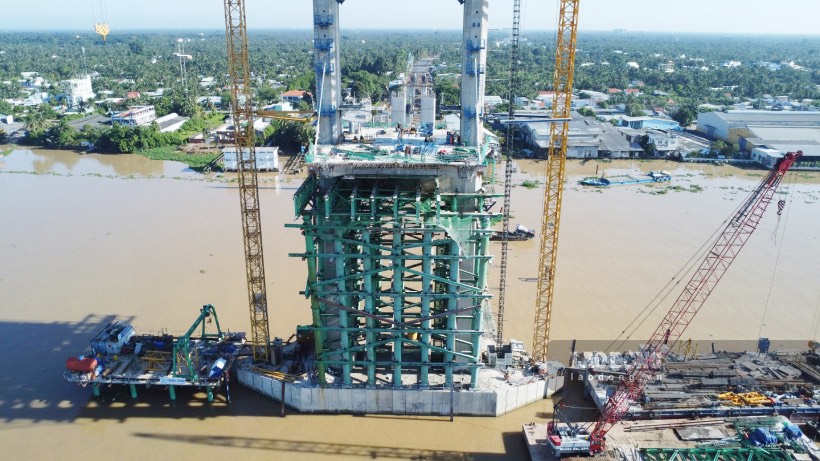 As noted by a reporter from Lao Dong Newspaper in recent days, on the construction site of the Rach Mieu 2 bridge project, there was sudden rain, at noon it was hot and muggy, but with the spirit of "overcoming the sun, overcoming the rain", the workers The construction unit has implemented many measures to speed up the construction volume.