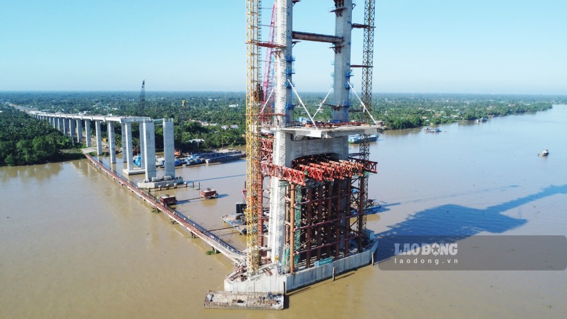 Rach Mieu 2 bridge project connects Tien Giang province and Ben Tre province. This project has a total route length of about 17.6km, with a total investment of 6,810.11 billion VND from public investment capital.