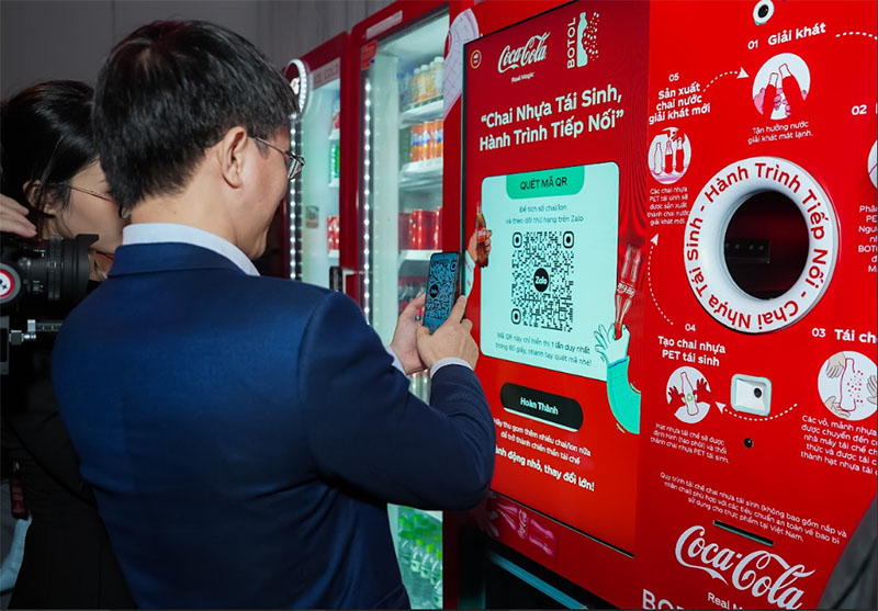 Coca-Cola kỷ niệm hành trình 30 năm tại Việt Nam và khởi động chương trình Chai nhựa tái sinh, hành trình tiếp nối. Ảnh: DN cung cấp