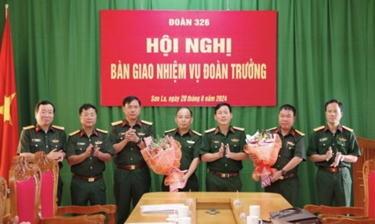Thiếu tướng Đinh Mạnh Phác -  Phó Tư lệnh Quân khu 2 - tặng hoa chúc mừng các nhân sự được điều động, bổ nhiệm chức vụ mới. Ảnh: quankhu2.vn