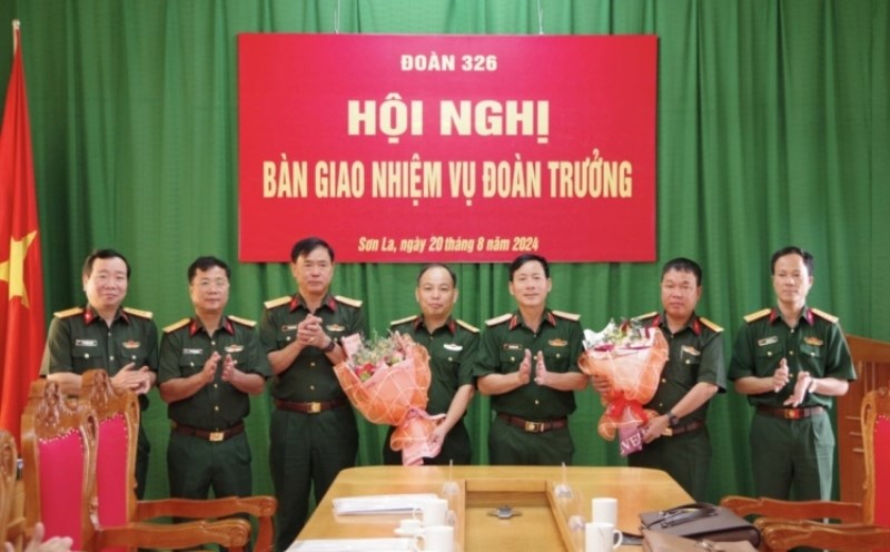 Thiếu tướng Đinh Mạnh Phác -  Phó Tư lệnh Quân khu 2 - tặng hoa chúc mừng các nhân sự được điều động, bổ nhiệm chức vụ mới. Ảnh: quankhu2.vn