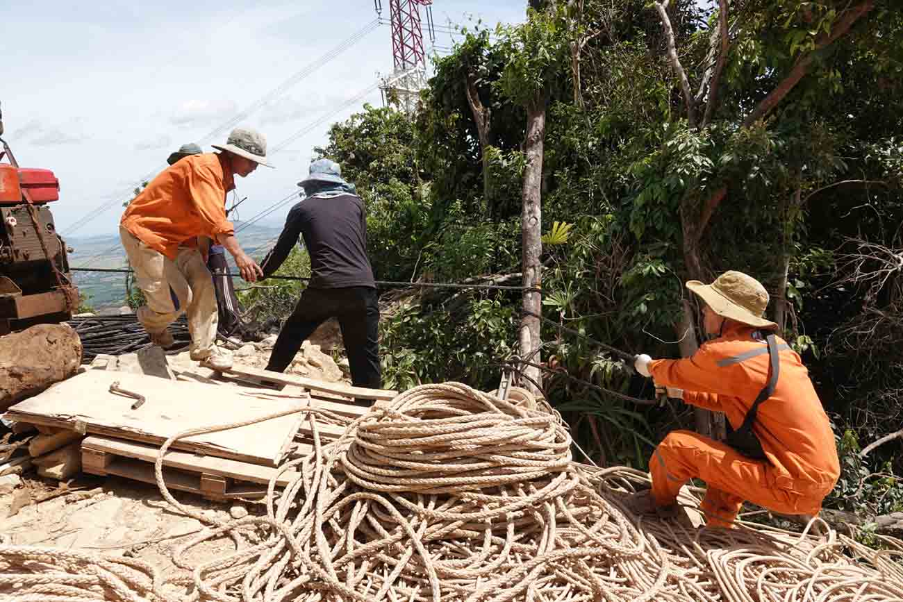 Công nhân phụ trách tại điểm máy tời kéo dây. Ảnh: Trần Tuấn.