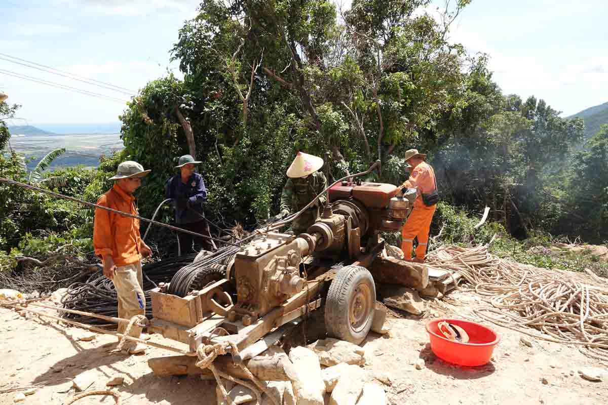 Sự phối hợp nhịp nhàng giữa nhóm công nhân tời dây dưới chân cột và nhóm thi công trên đỉnh cột để mang lại hiệu quả. Ảnh: Trần Tuấn.