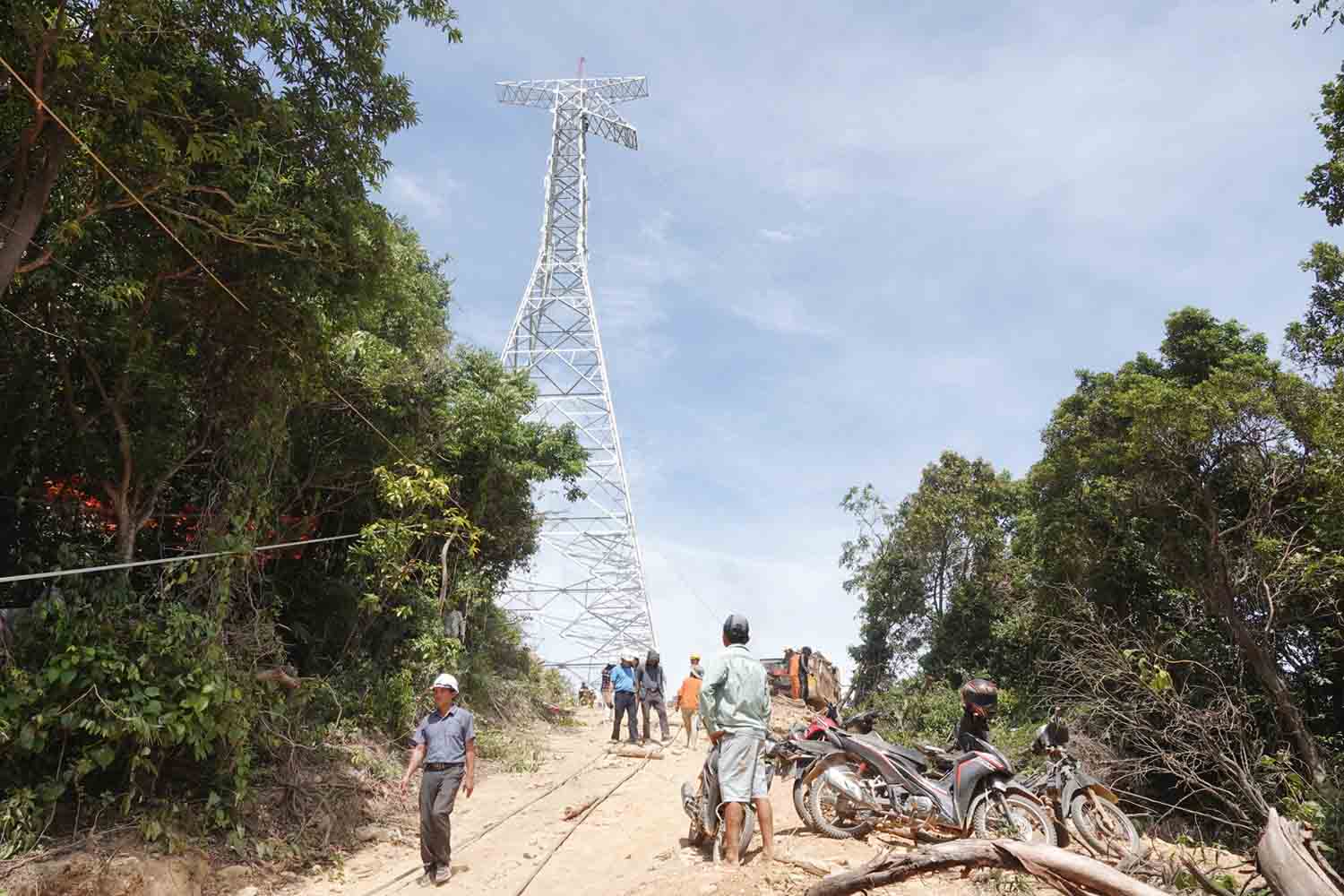 Tại vị trí cột số 40 ở phường Kỳ Thịnh, nhiều công nhân đang thi công kéo dây lên cột. Ảnh: Trần Tuấn.