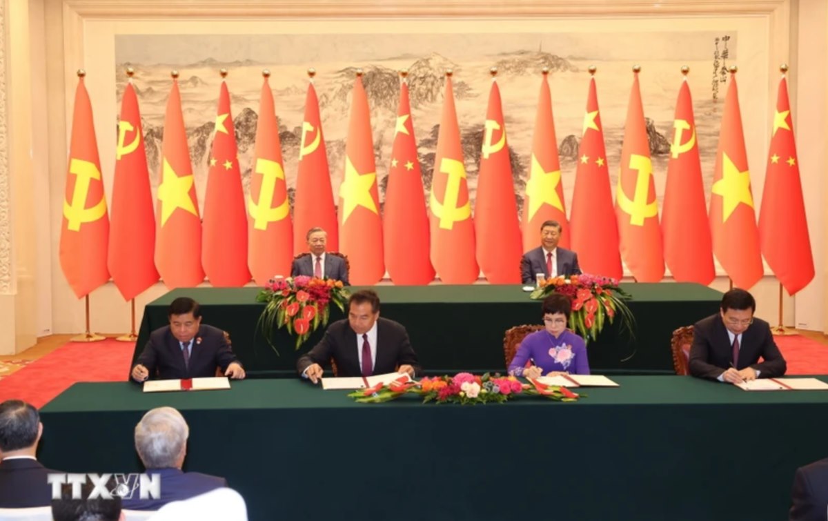 General Secretary and President To Lam and General Secretary and President of China Xi Jinping witnessed the signing ceremony of cooperation documents between the two countries, August 19, 2024. Photo: TTXVN