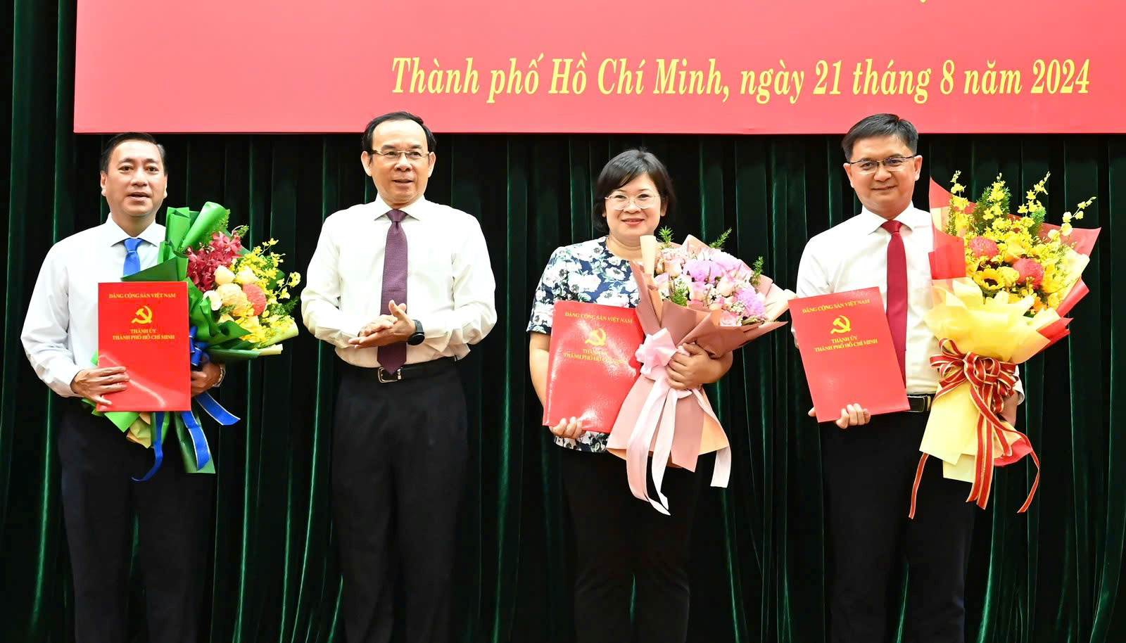 Bí thư Thành ủy TPHCM Nguyễn Văn Nên trao quyết định nhân sự.  Ảnh: Việt Dũng