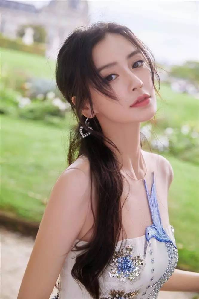 Angelababy sống độc thân, vẫn trẻ trung, xinh đẹp ở tuổi 35. Ảnh: Weibo