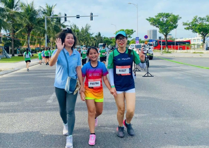 Người dân có thể vận động để cải thiện sức khỏe bằng nhiều hình thức như đi bộ, chạy bộ sau giờ làm việc hoặc tham gia vào các hoạt động thể dục thể thao. Ảnh: Sông Hàn