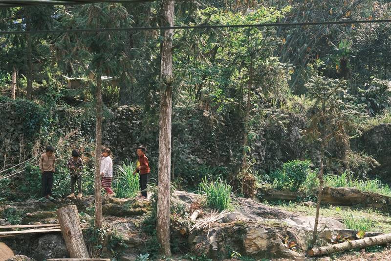 “Sân chơi” của những đứa trẻ vùng cao là sườn đồi, thửa ruộng, bãi đất trống… nằm lọt thỏm giữa rừng núi.