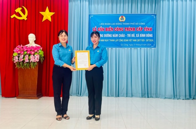 Ms. Tran Tuyet Nhung - Chairwoman of the Confederation of Labor of Go Cong City - awarded the decision to recognize the provincial emulation project "Nam Chau - Tri Do Street, Binh Dong Commune". Photo: Nguyen Nga