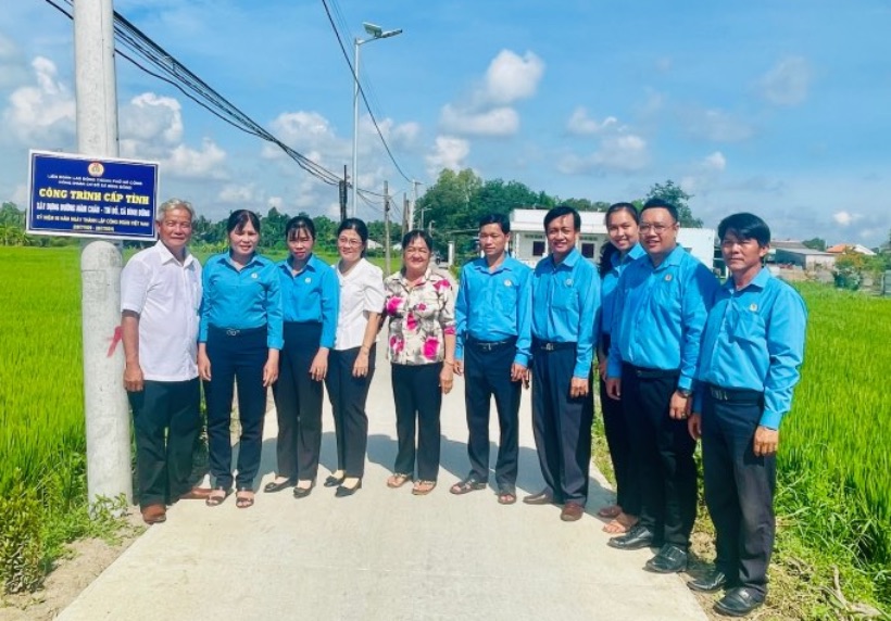 The Confederation of Labor of Go Cong City held a ceremony to attach the sign of the project "Nam Chau - Tri Do Road, Binh Dong commune". Photo: Nguyen Nga