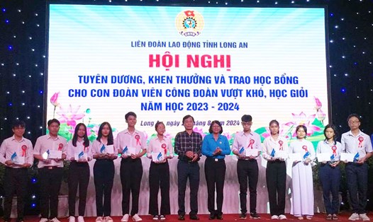 Trao thưởng cho các học sinh giỏi. Ảnh: Kỳ Quan