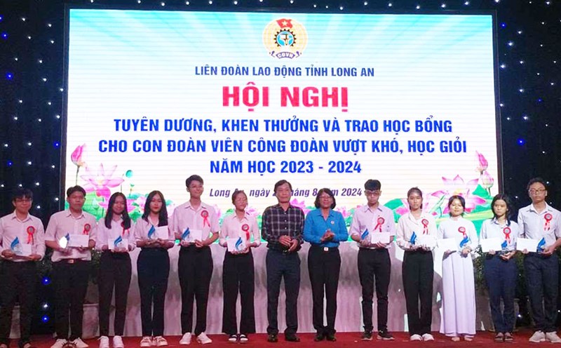 Trao thưởng cho các học sinh giỏi. Ảnh: Kỳ Quan
