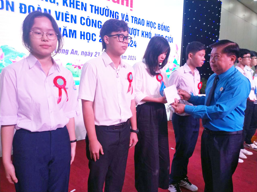 Chairman of Long An Provincial Labor Federation awarded awards to students who won excellent student exams in the 2023-2024 school year. Photo: Ky Quan