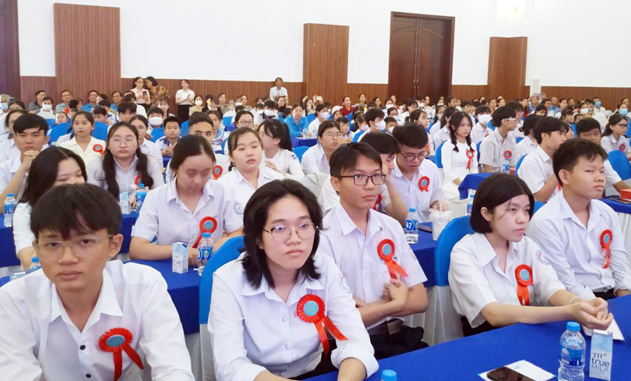 Students participate in awarding prizes and scholarships. Photo: Ky Quan