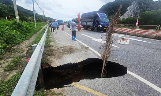 Hố sụt trên Quốc lộ 18, TP Hạ Long, tỉnh Quảng Ninh. Ảnh: Đoàn Hưng