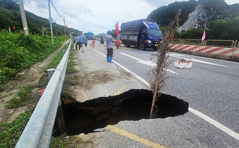 Hố sụt trên Quốc lộ 18, TP Hạ Long, tỉnh Quảng Ninh. Ảnh: Đoàn Hưng