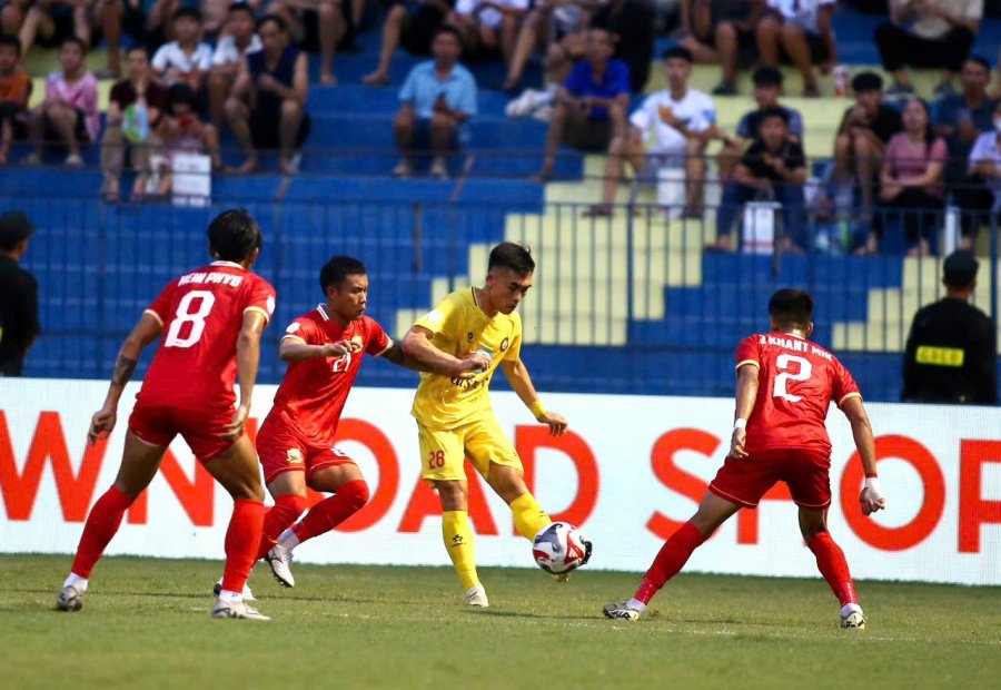 Đội chủ nhà tạo ra một số cơ hội tốt trong hiệp 1 nhưng không tận dụng thành công. Ảnh: Minh Phong