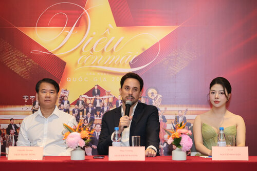 Nhạc trưởng tài năng người Pháp - Olivier Ochanine chia sẻ tại cuộc họp báo chương trình. Ảnh: Lê Anh Dũng 